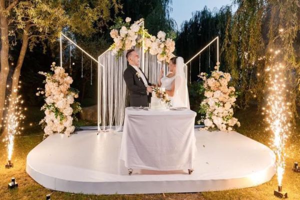 Металеві конструкція з світлом